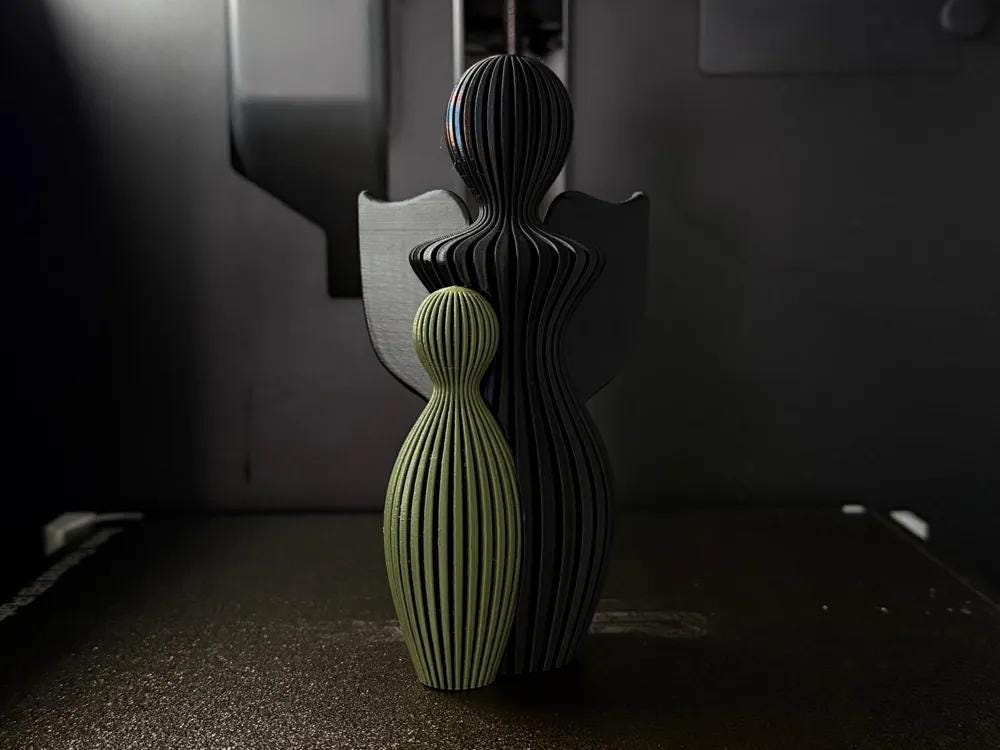 3D-gedruckte Engelstatue mit Kind – Symbol für Schutz & Geborgenheit, ca. 130 mm Höhe, über 20 Farben verfügbar aus PLA, Kunststoff – 3D-Druck von G3DprintsDE