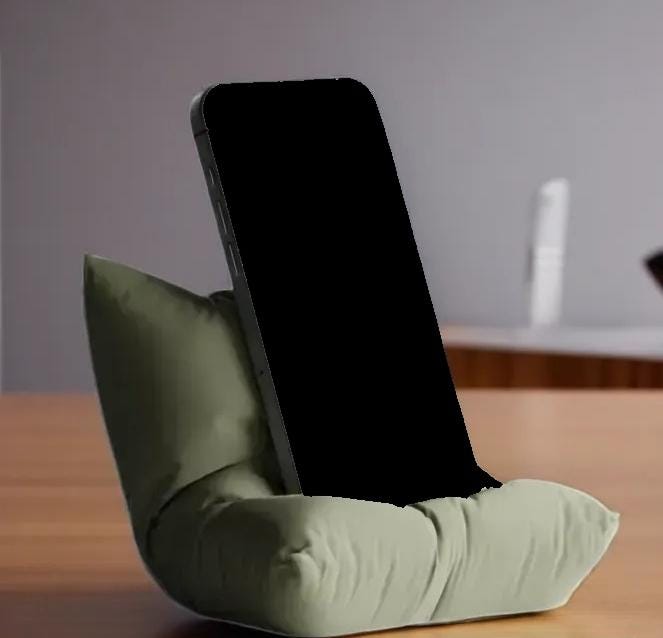 Smartphone-Halter Kissen – 3D-gedruckter Handy-Ständer | „The Phone Pillow“ – Modern & Praktisch aus PLA, Kunststoff – 3D-Druck von G3DprintsDE