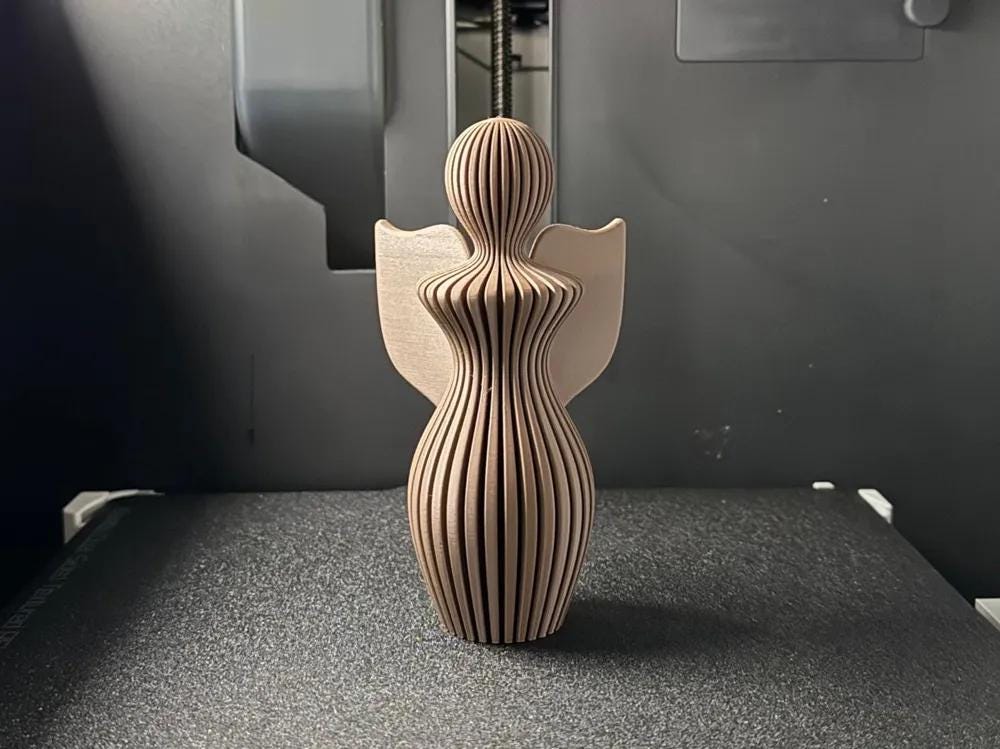 3D-gedruckte Engelstatue – Moderne Engelsfigur mit nahtlosem Muster, stilvolle Dekoration, 130 mm Höhe, 20+ Farben aus PLA, Kunststoff – 3D-Druck von G3DprintsDE