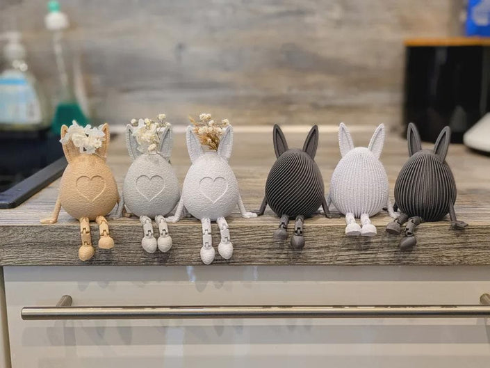 Osterhase mit Ei & beweglichen Beinen | 3D-gedruckte Osterdeko | Herz-Streifen Frühlingsdeko | Handgemachte Deko aus PLA, Kunststoff, 3D Druck, Plastik, ABS – 3D-Druck von G3DprintsDE