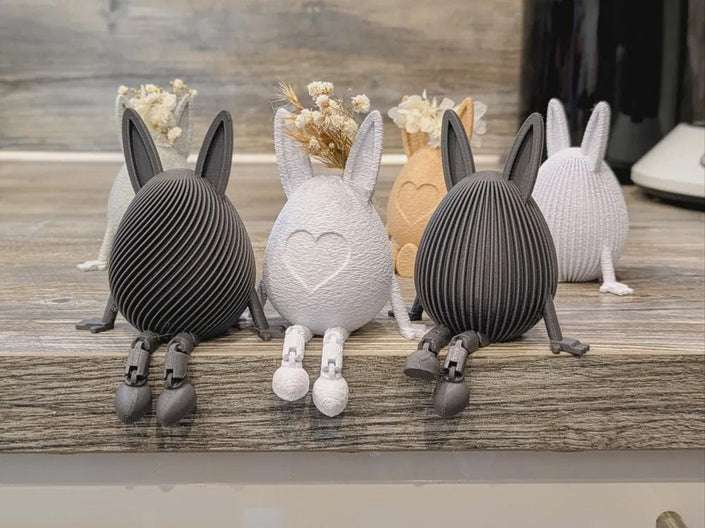 Osterhase mit Ei & beweglichen Beinen | 3D-gedruckte Osterdeko | Herz-Streifen Frühlingsdeko | Handgemachte Deko aus PLA, Kunststoff, 3D Druck, Plastik, ABS – 3D-Druck von G3DprintsDE