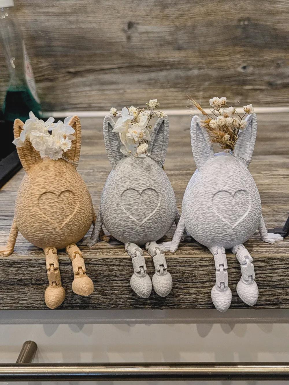 Osterhase mit Ei & beweglichen Beinen | 3D-gedruckte Osterdeko | Herz-Streifen Frühlingsdeko | Handgemachte Deko aus PLA, Kunststoff, 3D Druck, Plastik, ABS – 3D-Druck von G3DprintsDE