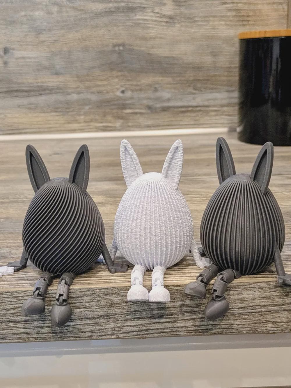Osterhase mit Ei & beweglichen Beinen | 3D-gedruckte Osterdeko | Herz-Streifen Frühlingsdeko | Handgemachte Deko aus PLA, Kunststoff, 3D Druck, Plastik, ABS – 3D-Druck von G3DprintsDE